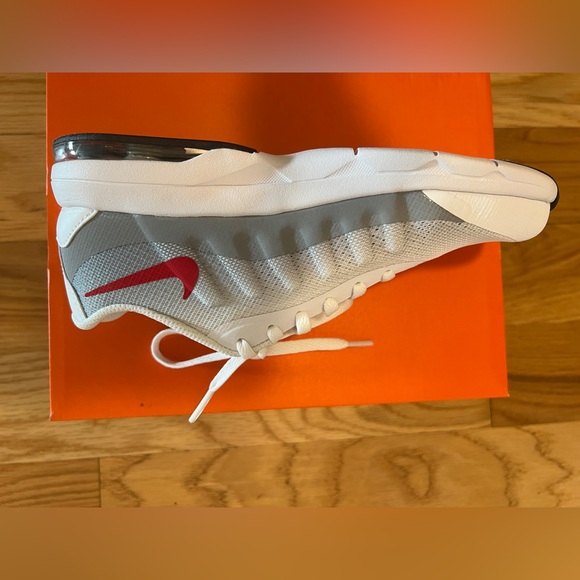 NWB Nike Air Max Invigor, size 2Y, white/university red-wolf grey - Picture 3 of 8